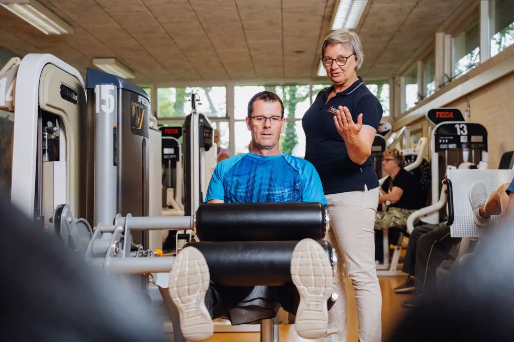 Vitaal Fysiotherapie Katwijk persoonlijke begeleiding tijdens het trainen van de benen