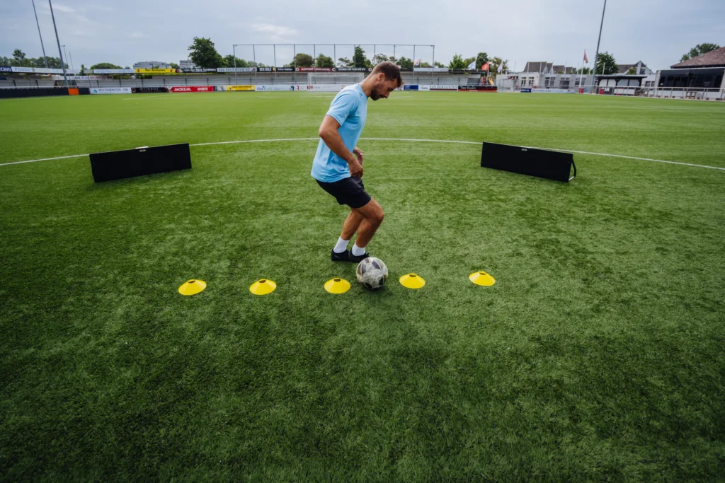 Vitaal Fysiotherapie Katwijk dribbelen met de bal op het voetbalveld