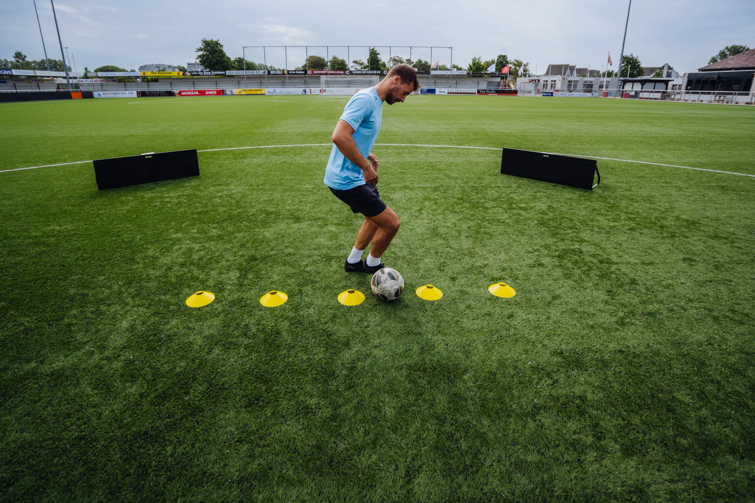 Vitaal Fysiotherapie Katwijk dribbelen met de bal op het voetbalveld