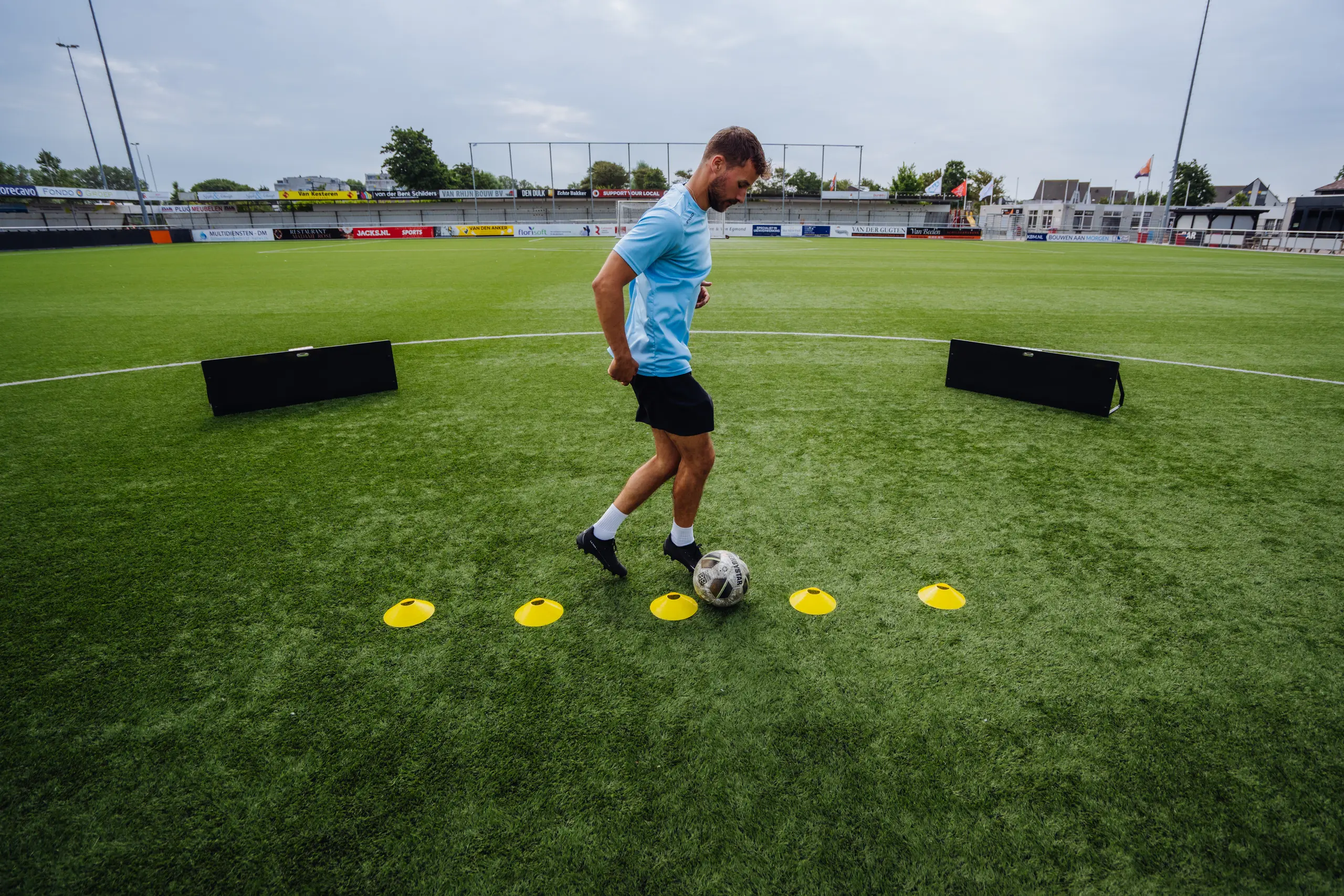 Vitaal Fysiotherapie Katwijk dribbelen met de bal op het voetbalveld