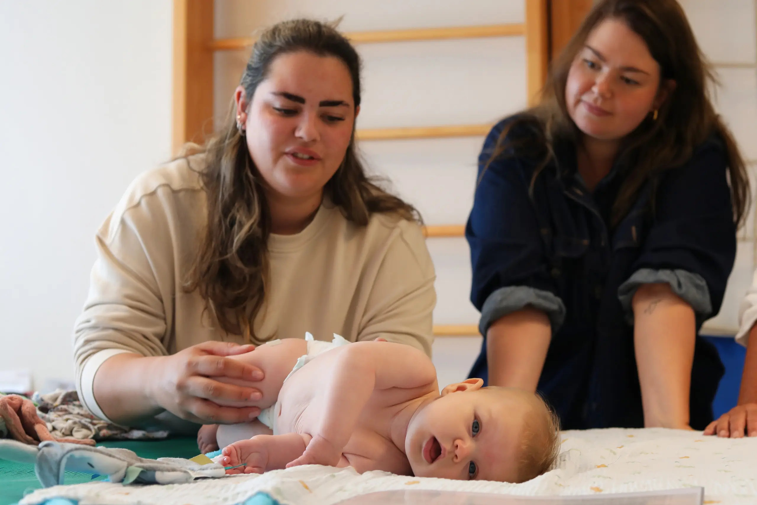 Fysiotherapeut masseert ontspannen baby bij Fysiotherapie Vitaal