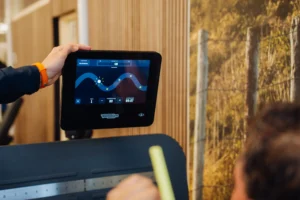 Nieuwe moderne fitnessruimte met Technogym-apparatuur bij Fysiotherapie Vitaal