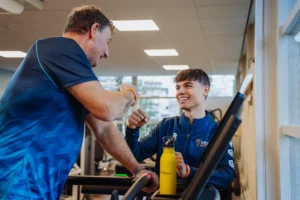 Beweegcoach begeleidt training in vernieuwde gym, omgeving Katwijk (ZH)